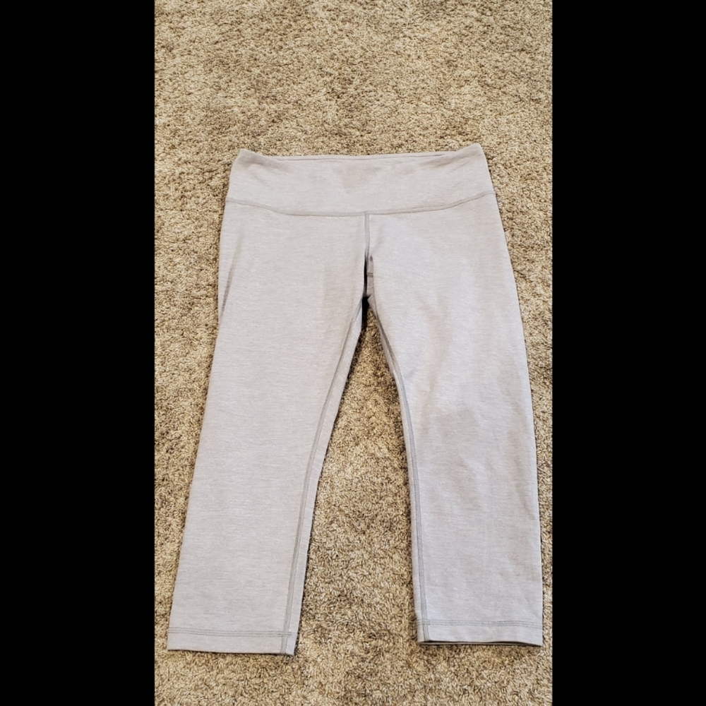 Women's Lululemon Crop Capri Leggings Gray 10 EUC 21" inseam Mid-Rise